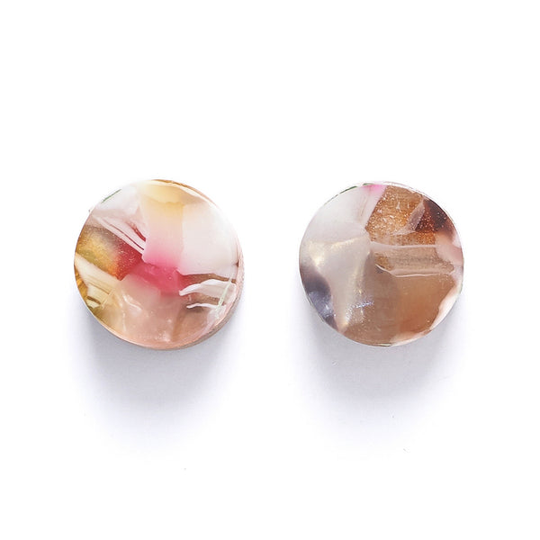 round resin stud earring with white and beige pattern